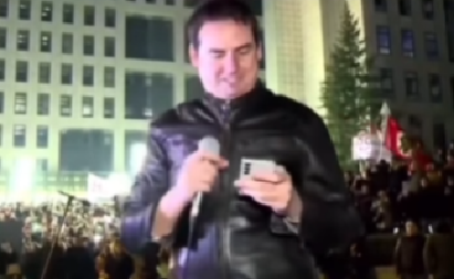 BLAM NA PROTESTU OPOZICIJE Evo šta se desi kad nema "idiota" da priskoči u pomoć (VIDEO)