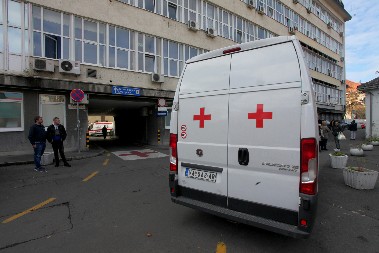 TROJE POVREĐENO U SUDARU DVA AUTOBUSA U ZEMUNU Prevezeni u Urgentni centar