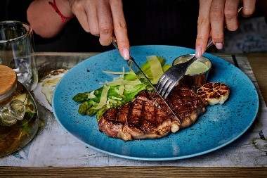 ŽENA JE 6 GODINA JELA SAMO MESO „Nisam očekivala da će mi se ovo desiti s telom, rezultati su me šokirali!“