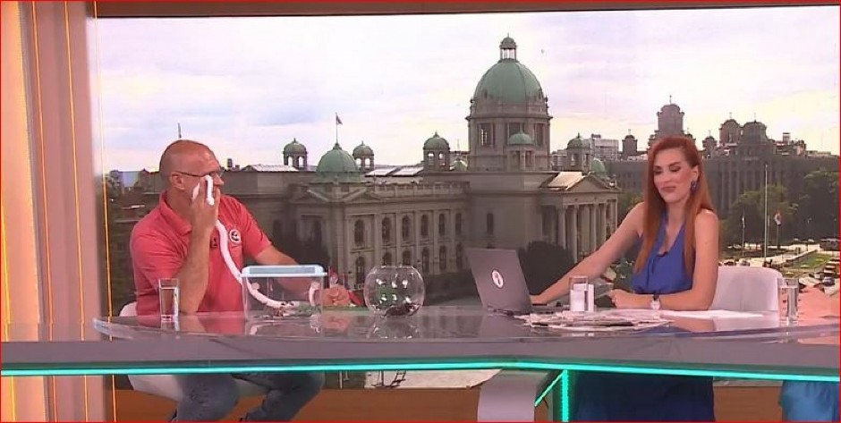 DRAMA U EMISIJI UŽIVO, VODITELJKA PRESTRAVLJENA! Krenule joj suze od straha, svi su pokušavli da je smire!