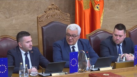 ODBLOKIRANA SKUPŠTINA POČELA SA RADOM! Poslanici vlasti poručuju: Retrogradna opozicija svoj rad usmerila na blokadu Parlamenta!