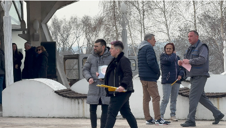 MATORA SE JEDVA DRŽI NA NOGAMA OD BOLA Uplakana stigla na sahranu majke, gura oca koji je u kolicima, potresni prizori (VIDEO)