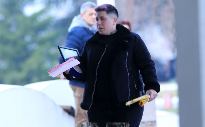 DETALJ U MATORINOJ RUCI RASPLAKAO SVE Skrahana od bola, sve vreme je drži brat, a prizor u kapeli kida dušu (VIDEO)