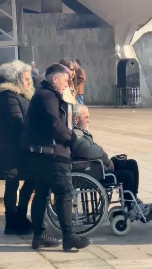 POVORKA KRENULA KA GROBNOM MESTU Matora jedva hoda, otac slomljen od bola, potresne scene na sahrani (VIDEO)