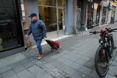 POKRENUTA ISTRAGA ZBOG NAPADA NA POLICAJCA Luka se sumnjiči da je šetao Hilandarskom ulicom pa  nožem teško povredio službenika MUP-a