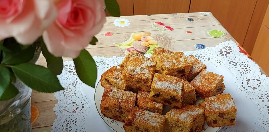 MIRIŠE NA DETINJSTVO Recept za kolač sa jabukama i grizom se za čas posla spremi, a ukus okrepljuje