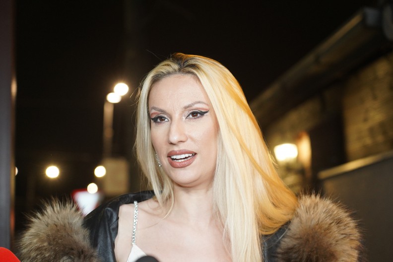 BIVŠI DEČKO UHODI RADU MANOJLOVIĆ Iznervirane komšije sve otkrile, zbog nje im je blokirao prolaz, svakodnevno je uznemirava!