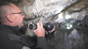 KRISTALNI ZIDOVI, DVORANA SENKI I LIK ČOVEKA SA BRKOVIMA SKRIVENI DUBOKO U UTROBI ZEMLJE Ledena pećina kod Nove Varoši jedna je od najlepših u Srbiji