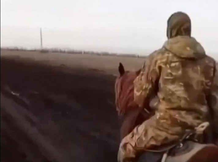 NEREALNA SCENA SA UKRAJINSKOG FRONTA Ruski vojnici osedlali konje, pa krenuli u juriš na naprijatelje! (VIDEO)