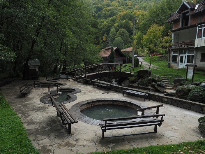 NJENA LEKOVITA VODA MAMI SVE VEĆI BROJ TURISTA Banja na jugu Srbije nudi jeftin smeštaj