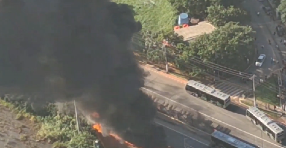 U SEKUNDI JE SVE ODLETELO U VAZDUH! Avion se zabio u autobus, ima MRTVIH! (FOTO/VIDEO)