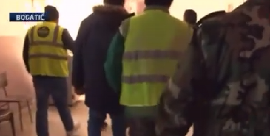 UPADAJU KAO JURIŠNICI, ČUJE SE CIKA I LOM: Pogledajte šta opozicionari rade, sramna scena u Skupštini opštine Bogatić (VIDEO)