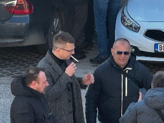 DOK ONI RUŠE, ON MIRNO PUŠI! Parandilović se sakrio iza drugih dok su lomili imovinu opštine Bogatić! (FOTO/VIDEO)