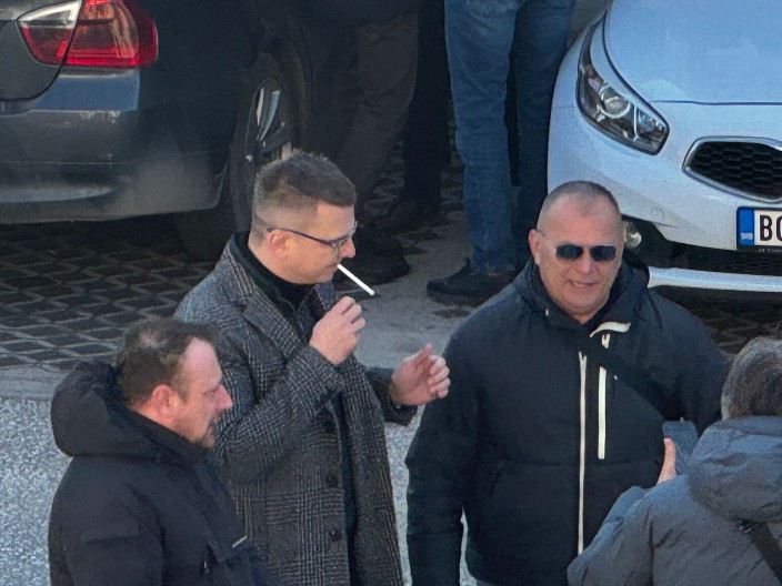 DOK ONI RUŠE, ON MIRNO PUŠI! Parandilović se sakrio iza drugih dok su lomili imovinu opštine Bogatić! (FOTO/VIDEO)