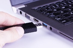 DREČAVA BOJA USB PORTA NIJE ZBOG DIZAJNA Veoma je važno koju boju uzimate