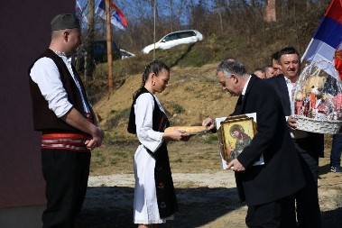 Delegacija Srpske liste uručila ključeve nove kuće porodici Vlajović u Žitkovcu