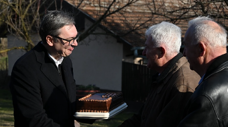MILOŠE, SREĆAN VAM ROĐENDAN Vučić sa meštanima u Velebitu (FOTO)
