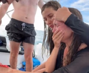 HOROR NA MALDIVIMA Zver zgrabila ruku influenserke – krv šikljala, sve zabeleženo na snimku! (VIDEO)