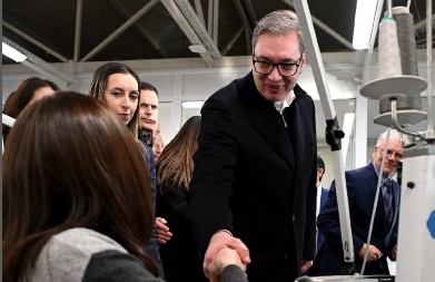 VUČIĆ SA ZAPOSLENIMA I VLASNICIMA FABRIKE "BILICZKI" Važno da poslodavci ostanu u ovom kraju, da ljudi manje napuštaju Adu, da tu rade i brinu o svojim porodicama
