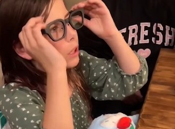 „MAMA, VIDIM TVOJE REČI“  Reakcija gluve devojčice na revolucionarne naočare rasplakala internet! (VIDEO)
