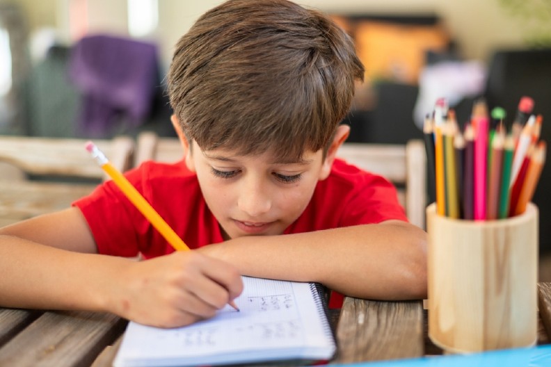 VIC DANA Na času matematike učiteljica upita đake ko zna da broji od 7 do 10, a Perica odmah digne ruku...