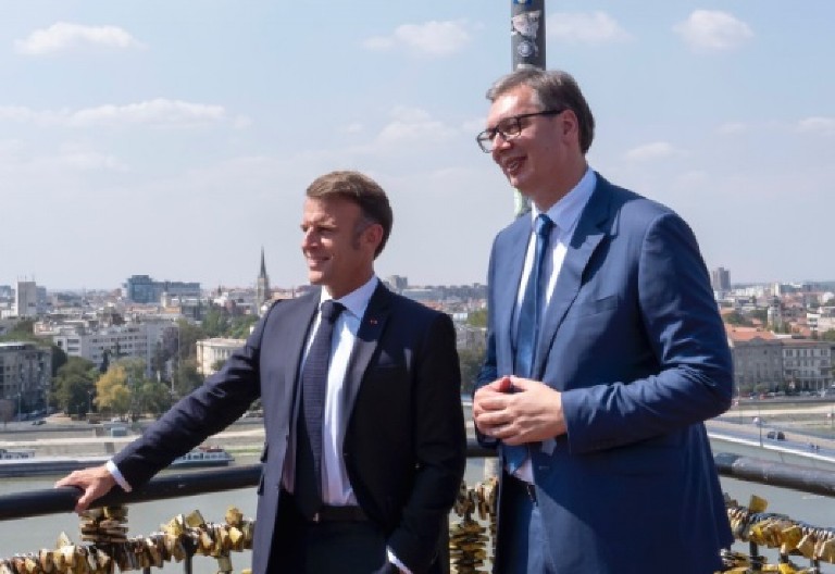 MAKRON POZIVA NA DIJALOG I VERUJE U SRBIJU! Predsednik Francuske posle razgovora sa Vučićem izneo svoj jasan stav - oglasila se Jelisejska palata