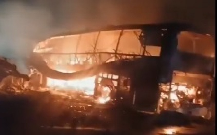 VATRA PROGUTALA AUTOBUS, NA DESETINE MRTVIH Stravične scene sa mesta saobraćajne nesreće (FOTO/VIDEO)