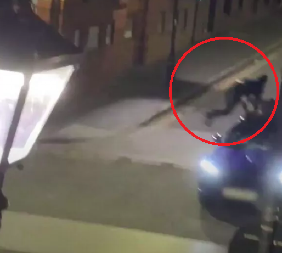 DRAMA U ENGLESKOJ Muškarac napao ženu i skočio na automobil u pokretu