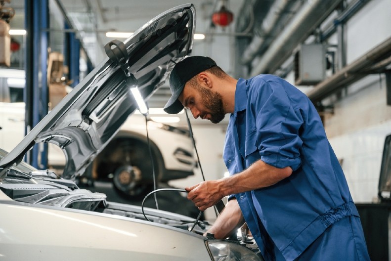 OVA GREŠKA PRI UPRAVLJANJU AUTOMOBILOM MOŽE SKUPO KOŠTATI Zašto ne treba forsirati volan do kraja?