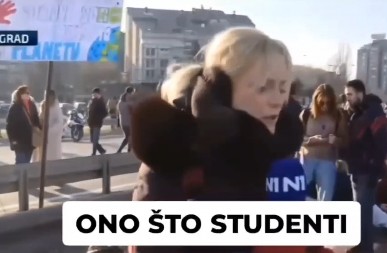 ŠOLAK NAREDIO, TATALOVIĆKA NAŠLA "SLUČAJNE" DEMONSTRANTE Pogledajte kako Žaklina "spontano" poziva na REVOLUCIJU (VIDEO)