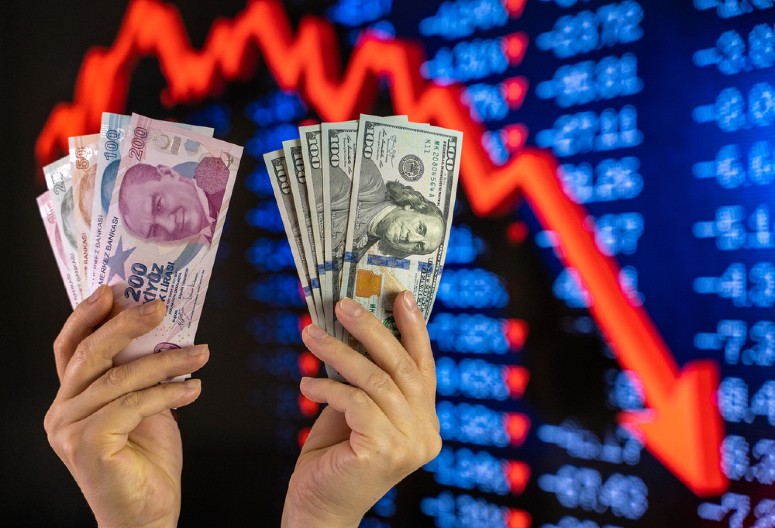 NEZABELEŽEN KRAH VALUTE! Na istorijskom minimumu u odnosu na dolar - šta se dešava?