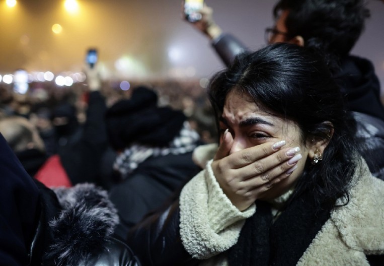 MAJKE I DALJE TRAŽE DECU POSLE RAZORNOG ZEMLJOTRESA Obilaze sirotišta, traže makar jedan trag