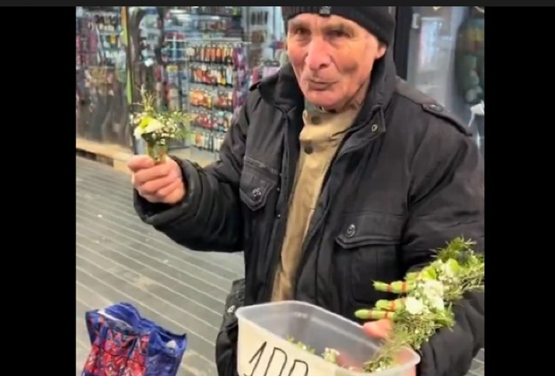 BEOGRAĐANI U SUZAMA ZBOG DEKE NA TERAZIJAMA KOJI PRAVI BUKETIĆE CVEĆA NA HLADNOĆI: Pogledajte zašto! (VIDEO)