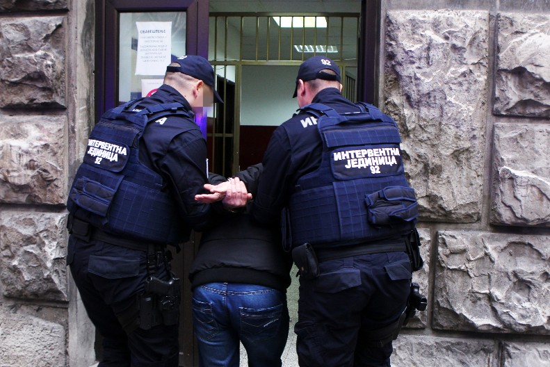 SA NOŽEM KRENUO KOD BIVŠE ŽENE, PA NASRTAO NA LJUDE USPUT Drama u Žarkovu!