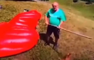 ''KAD SLETIŠ NA BALKANSKU LIVADU'' Padobranac se spustio na pogrešno mesto i umalo dobio batine, hit snimak zapalio region! (VIDEO)