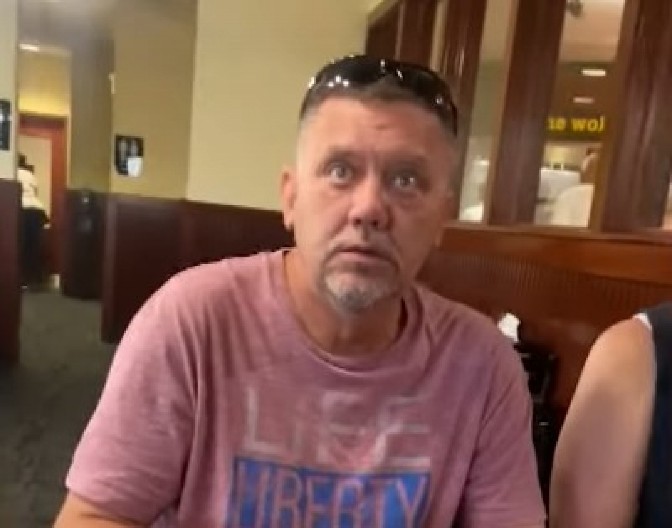 DEKA SEDEO U RESTORANU, A ONDA JE NA VRATA UŠAO ON Emotivan susret rasplakao internet! (VIDEO)