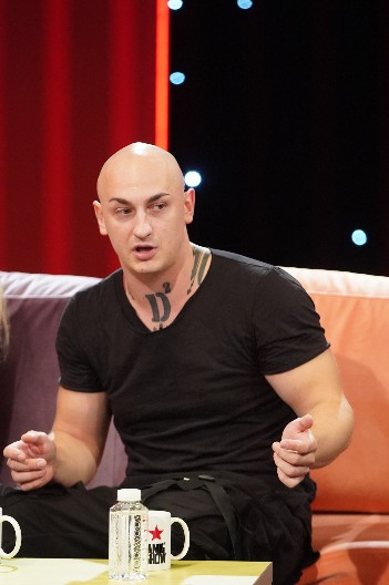 ŠOKIRAĆETE SE KADA SAZNATE KOLIKO DESINGERICA IMA GODINA! Niko ne može da veruje, svi su mislili da je stariji!