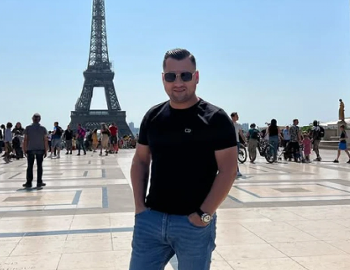 SAMO JE NASLONIO GLAVU I PREMINUO! Pevač slomljen od bola zbog tragedije u porodici, grca u suzama!