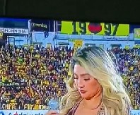 DUBOKI DEKOLTE NAPRAVIO HAOS Voditeljka jedva obuzdala grudi, ceo stadion gledao u nju (VIDEO)