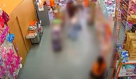 DEVOJCI MOBILNI EKSPLODIRAO U DŽEPU OD PANTALONA Jeziv snimak iz prodavnice (VIDEO)