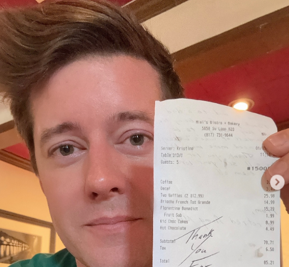 KAKO JE JEDNA PORUKA PROMENILA DŽONOV DAN Neverovatna scena u restoranu! (FOTO)