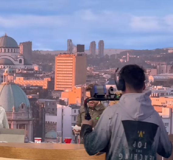 VODITELJ JEDE CRVE U EMISIJI UŽIVO! Šok u studiju, koleginica preplašena skočila sa stolice!