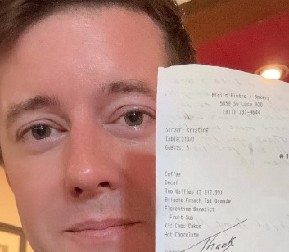 TRENUTAK KOJI VRAĆA VERU U LJUDE Vojni lekar u penziji platio račun hirurgu, ostavio poruku koja je dirnula srca! (FOTO)